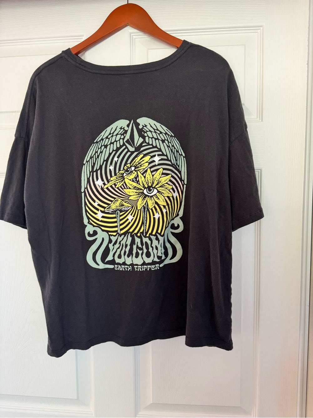 Volcom Earth Tripper Graphic Tee – Women’s L - Picture 2 of 5